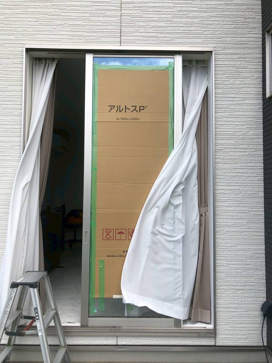 加古郡播磨町　雹被害による窓ガラスとベランダ屋根の修理を実施しました！
