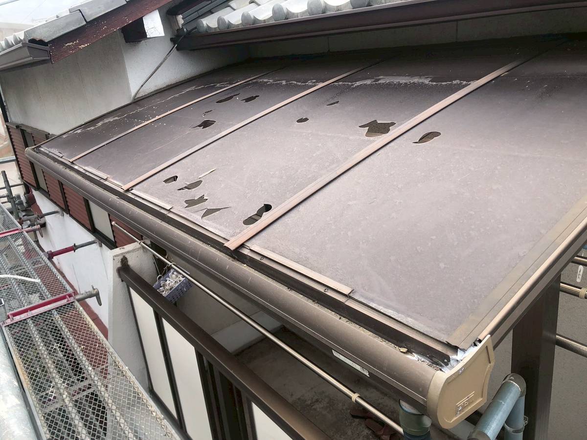 加古郡播磨町　雹で穴あきのベランダ屋根をポリカーボネートへ交換【火災保険申請】