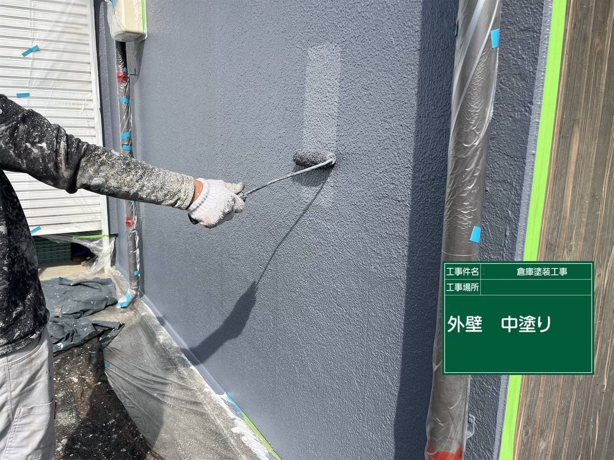高砂市　倉庫の外壁中塗り〜塗装完了＆折半屋根で台風・地震に負けない仕上げへ