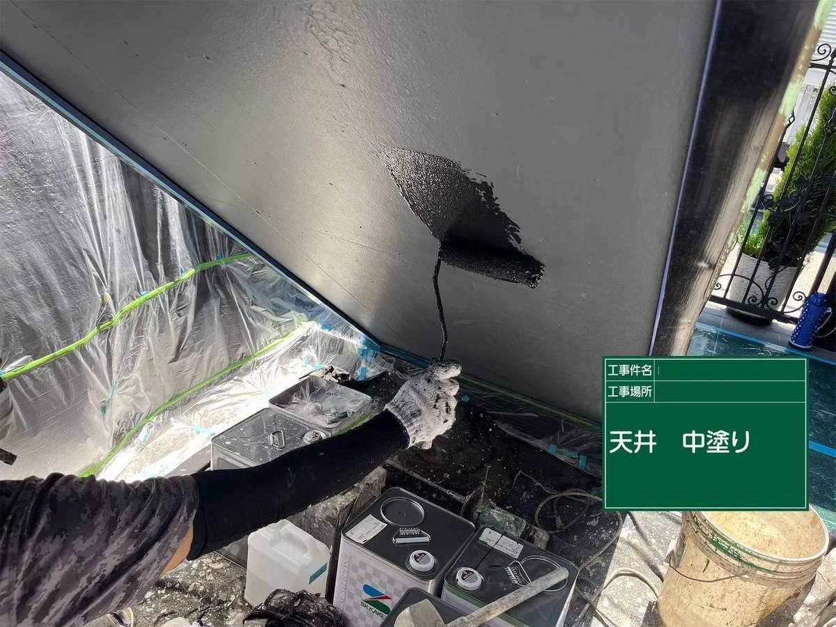 小野市　部分塗装工事2日目　塀の塗装と階段天井の仕上げを進めました！