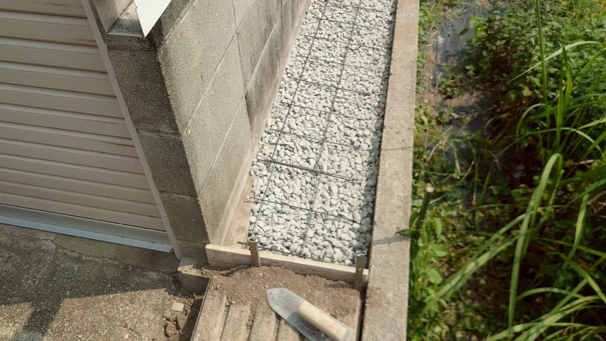 加西市　雑草とぬかるみ対策！犬走りの土間コンクリート打設工事