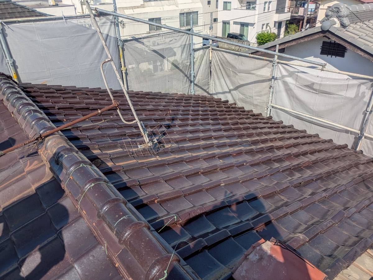 西脇市　経年劣化で瓦を全て撤去し災害時にも強い屋根葺き替え工事をお届けします！