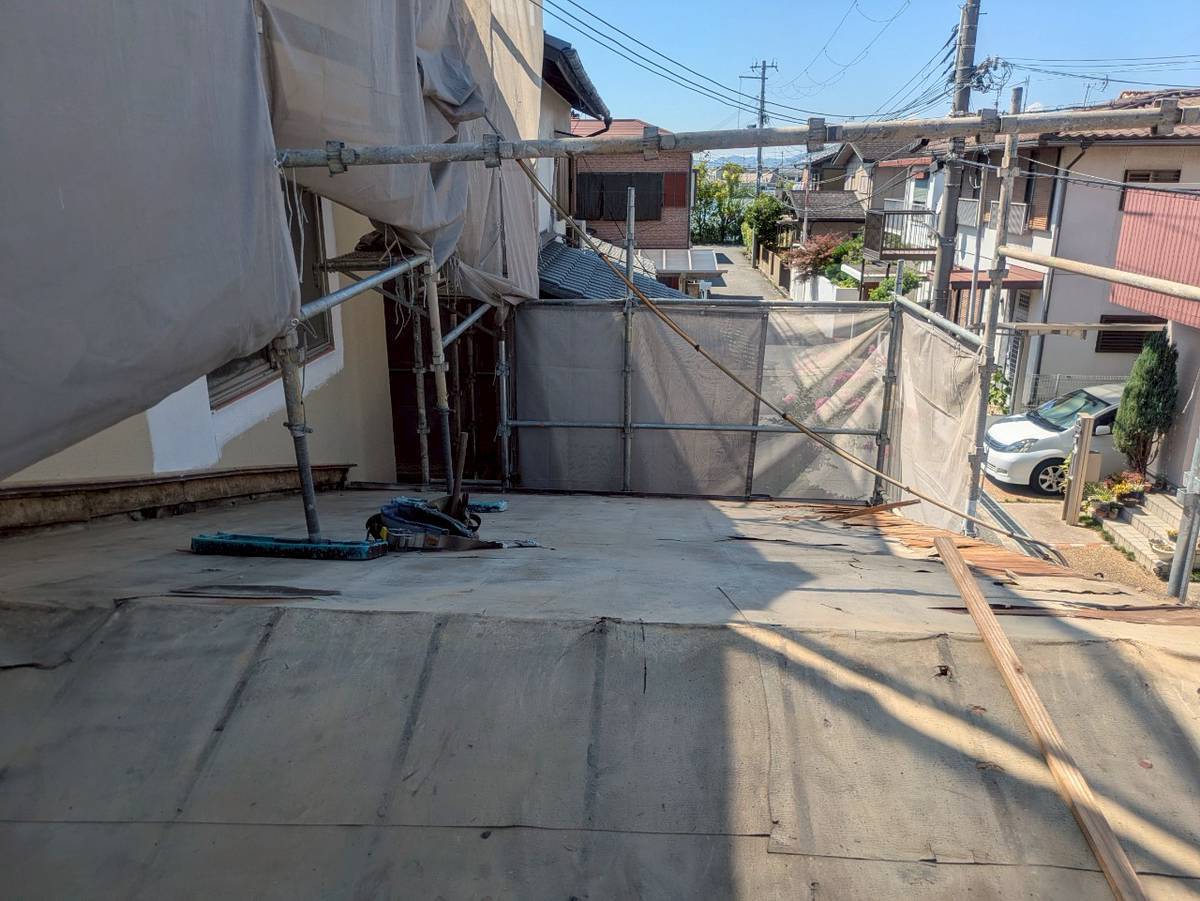 西脇市　雨漏りのため屋根葺き替え　雨漏りで傷んだ下屋根の野地板新設工事！
