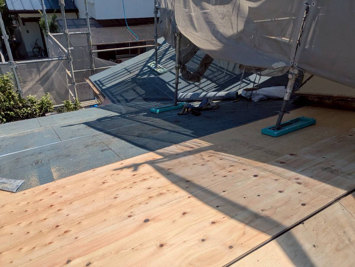 西脇市　野地板の腐食のため雨漏りが発生！下屋根の葺き替え工事で根本解決！