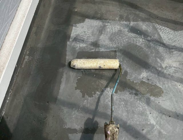加古川　ベランダ防水工事　下地調整後のプライマー塗布