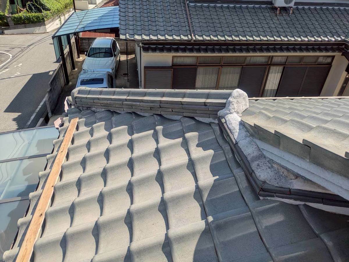 加古川市　屋根無料点検　降り棟端部の漆喰割れと目地開き