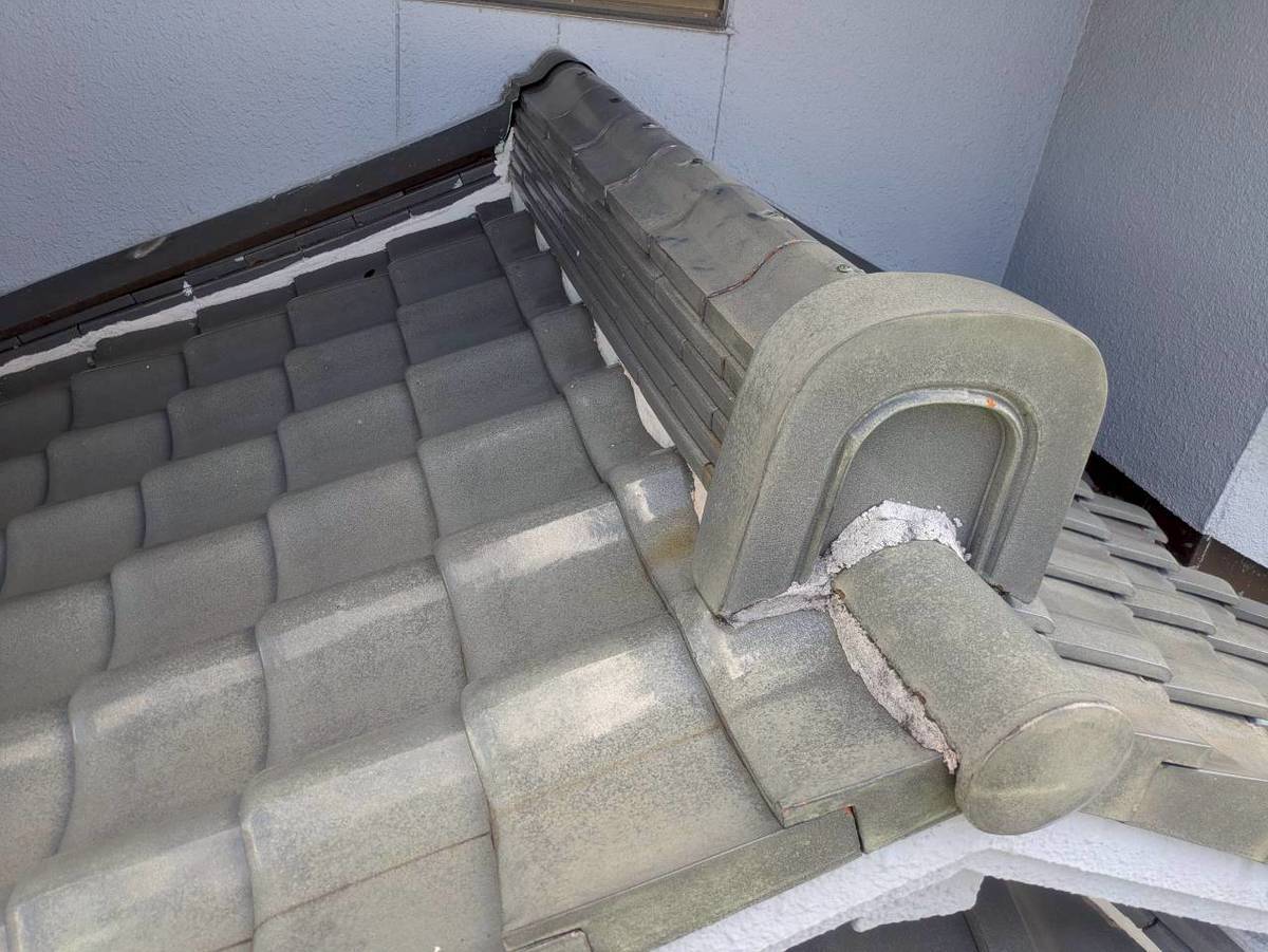 加古川市　屋根無料点検　鬼端部まわりの面戸漆喰の収縮ひび