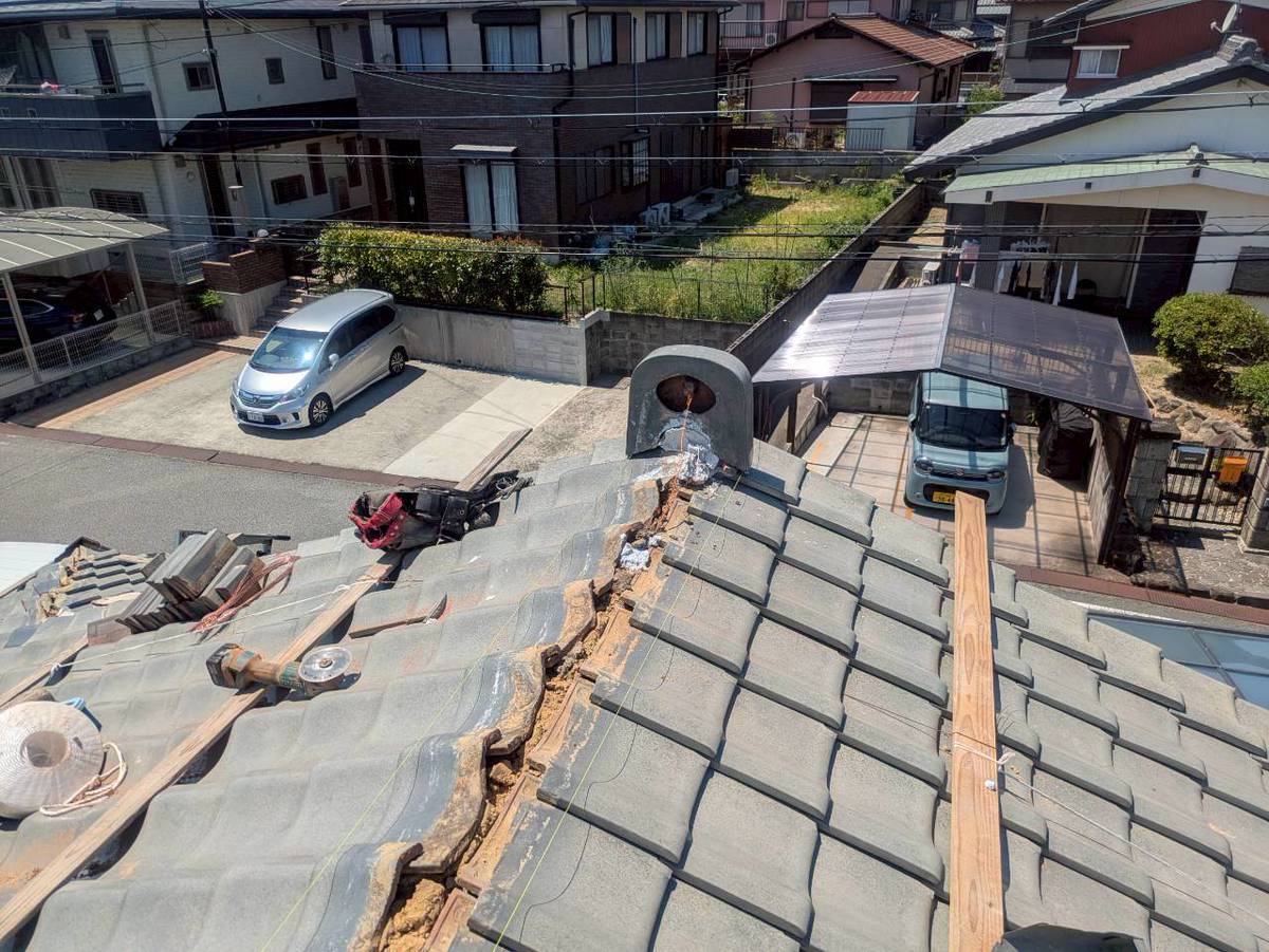 加古川市　棟の歪みが雨漏りを招いたため、積み直しで解消！屋根工事　費用の参考に！