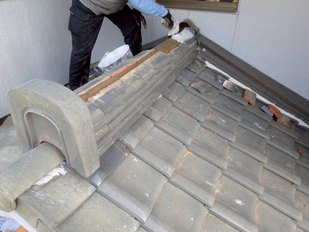 加古川市 瓦工事 雨漏りの原因だった和瓦の劣化棟を解体しで積み直し施工を実施