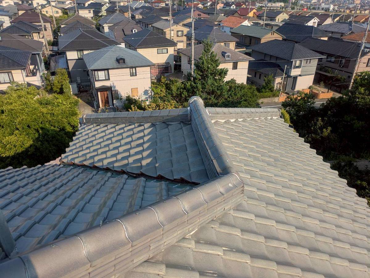 加古川市　屋根工事で穴開きした銅の谷から雨漏り！評判のガルバリウム鋼板の谷へ交換