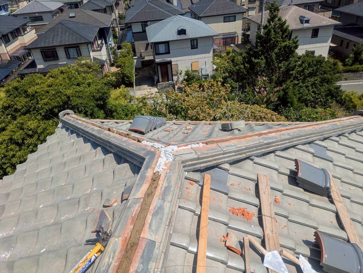 加古川市　屋根リフォーム　和瓦（釉薬瓦）の棟積み直し防水工事で雨漏り解消！