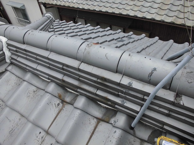 明石市で台風・雨漏り対策の屋根修理工事　隅棟積み直し＆谷板金交換ビフォーアフター