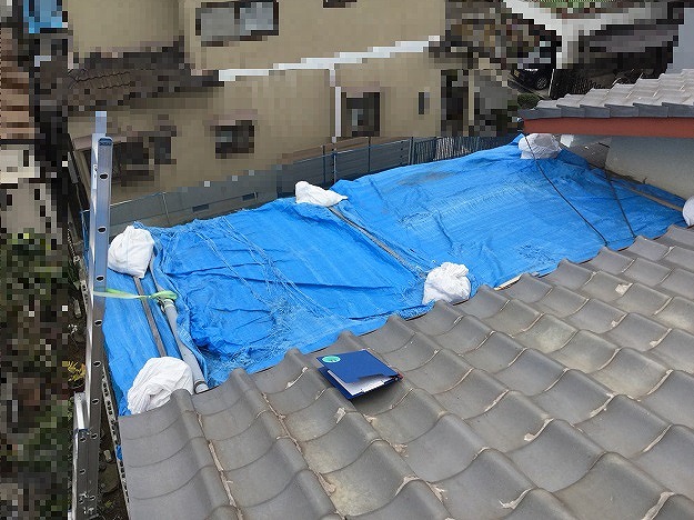 雨漏りしておりブルーシートを掛けられている増築部屋根