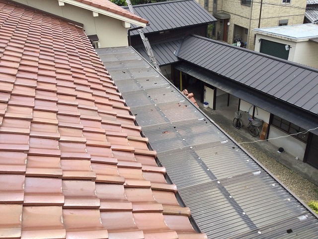 雹被害を受けた波板屋根