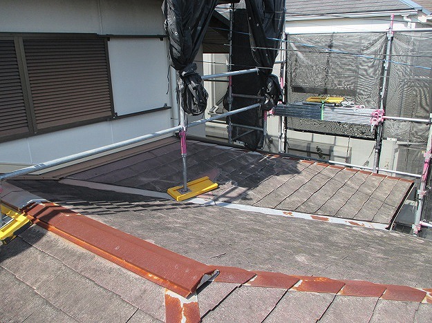 劣化により変色しているスレート屋根