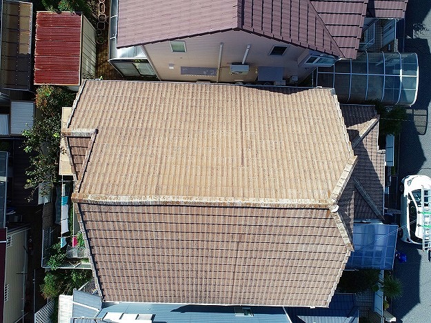 加古川市経年劣化が進んで色あせが進んだセメント瓦屋根