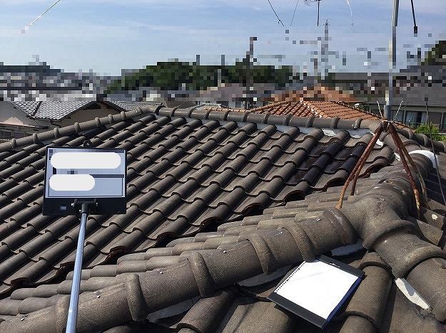 雨漏りしている瓦屋根面
