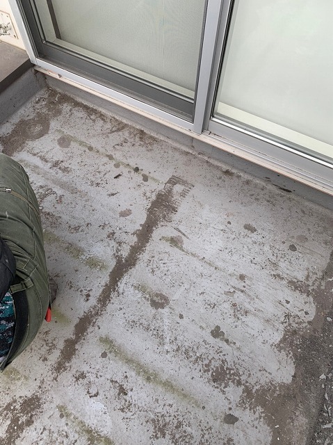 サッシ際の取り合い部と床面の状態