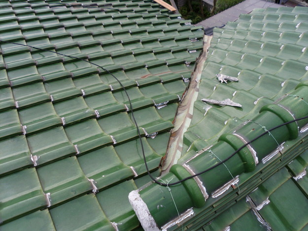 加古川市　雨漏り対策に最適　瓦屋根の谷板金をステンレスへ交換工事