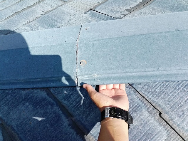 加古川市で確認した棟板金の浮きと釘抜け、屋根全体の劣化に対する現地調査