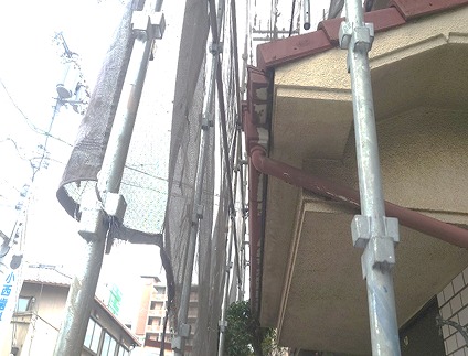 高砂市　足場越しに見た施工前の雨樋(角樋)