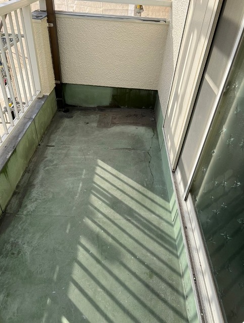 高砂市で床面の色あせと劣化が進んだベランダにウレタン防水工事　防水層を再生