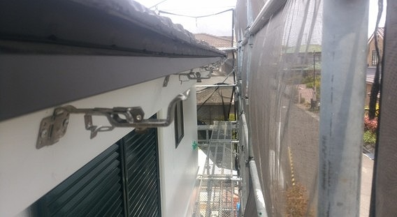 高砂市　樋金具を並べた軒先