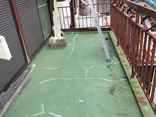 高砂市でベランダ防水工事前の現地調査、床面のひび状の割れと手すりの傷みを確認