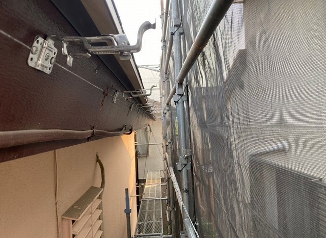 加古郡稲美町　受け金具を連続設置
