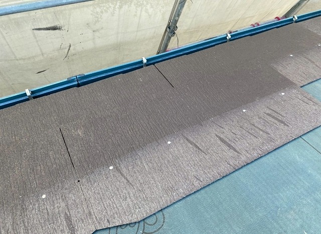 加古郡稲美町　新規屋根材の施工中