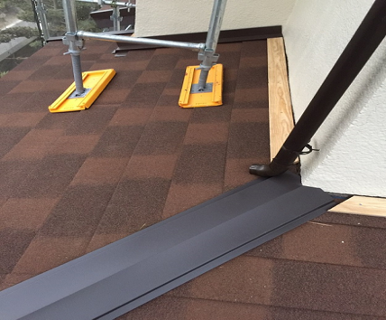 高砂市　壁際板金の施工状況