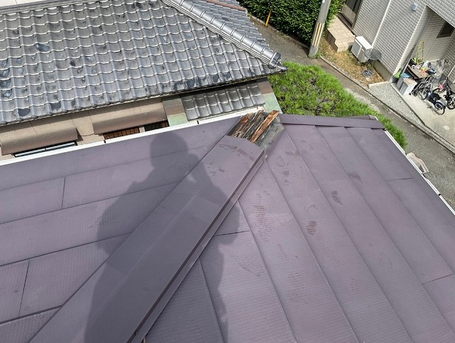 姫路市　めくれた棟板金の端部