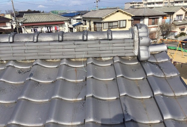 高砂市で和瓦屋根を調査、棟まわりの漆喰(しっくい)と銅板製谷板金の状態を確認