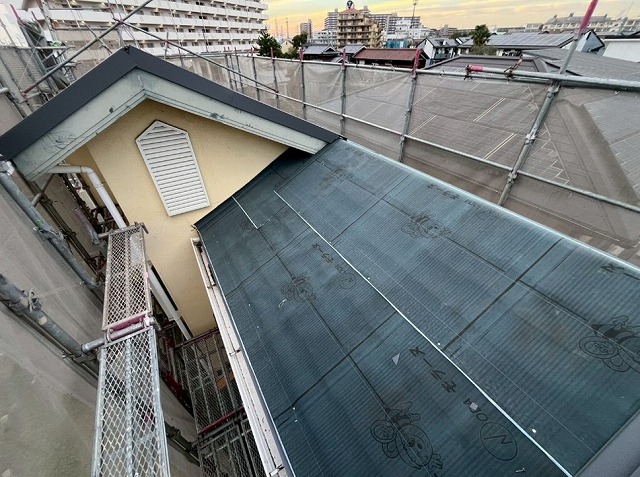 高砂市　大屋根の下葺き材施工