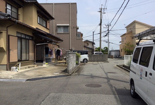 高砂市　前面道路と住宅外観