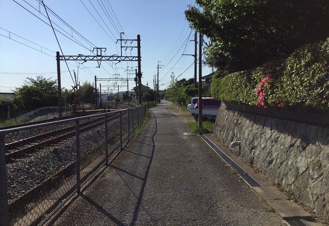 高砂市　線路沿いの現場前道路