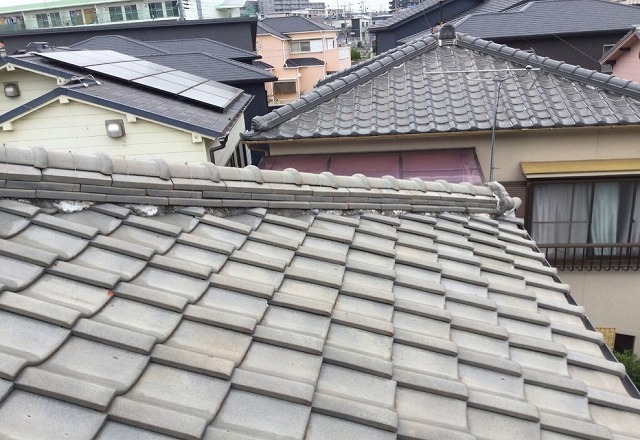 高砂市　棟瓦にゆがみが見える屋根