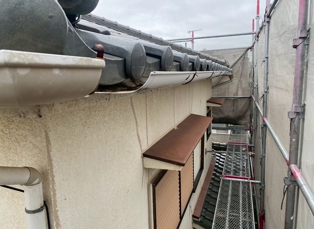 高砂市　破損した半丸軒樋