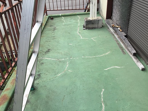 高砂市　床面の割れを別角度で確認
