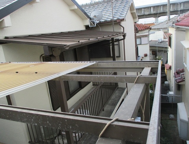 加古川市　強風で飛散したガラスネット入り塩ビ波板からポリカーボネート波板へ交換