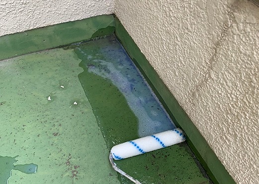高砂市でベランダのひび割れと排水口汚れを補修したウレタン防水工事