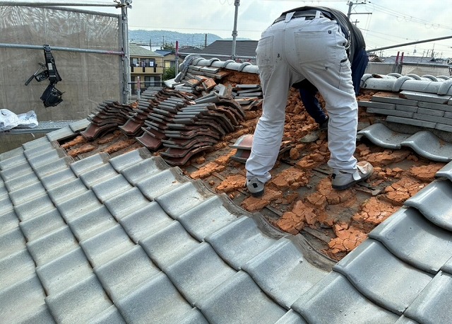 加古郡稲美町　既存瓦と葺き土の撤去作業