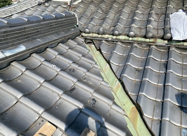 加古郡稲美町でいぶし瓦屋根の緑青(ろくしょう)が出た銅板製谷板金を交換