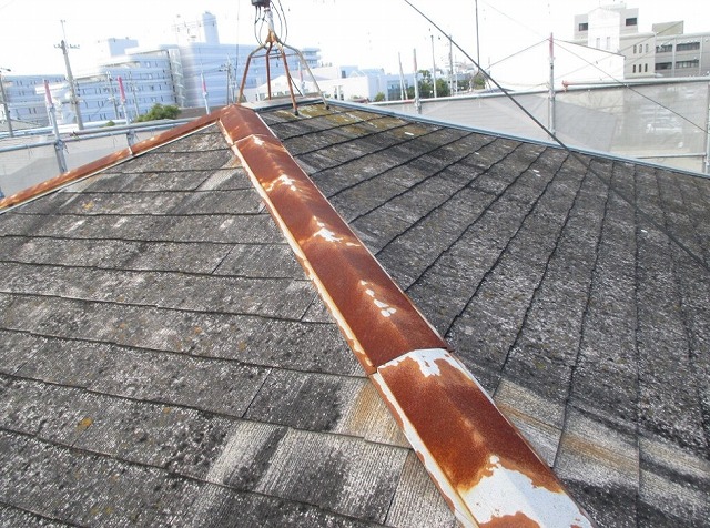 高砂市　色あせた棟と屋根面