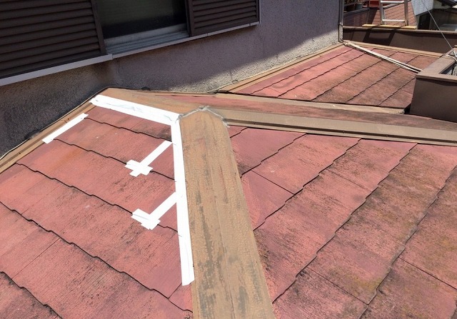 姫路市で雨漏りした屋根を調査、棟板金の不具合と外壁ひび割れを確認