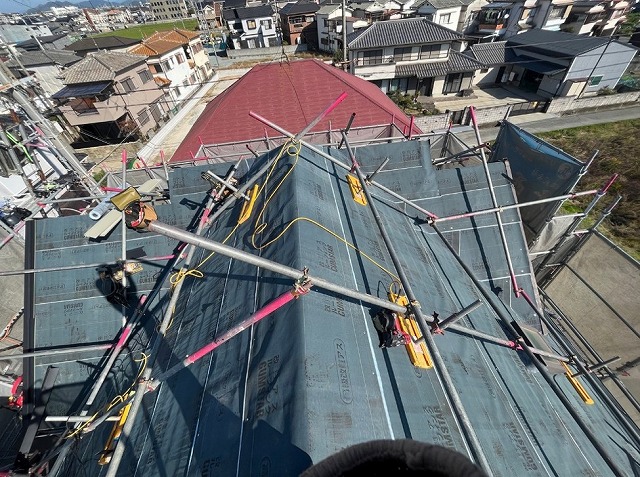 高砂市　屋根足場と防水紙(改質アスファルトルーフィング)を敷いた急勾配屋根