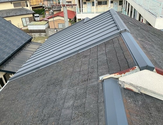 高砂市で棟板金を調査、カラーベストと立平葺き屋根に釘浮きと錆を確認
