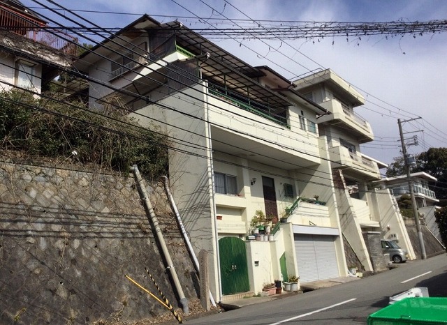 姫路市　高台に建つ住宅の全景
