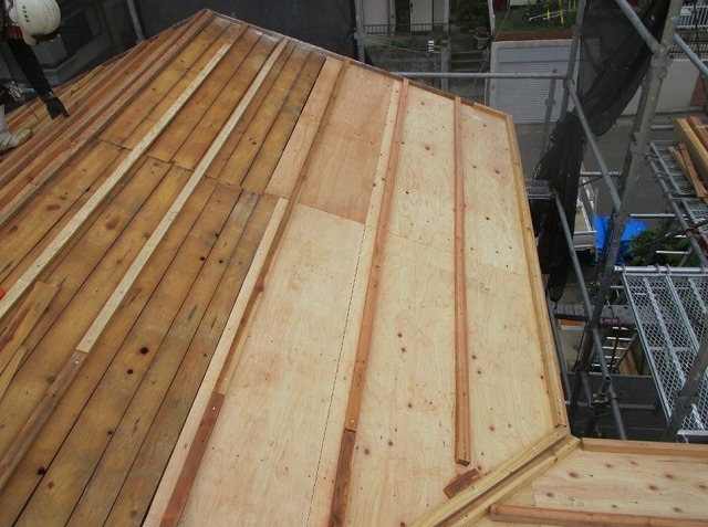 高砂市　嵩上げ作業中の屋根面