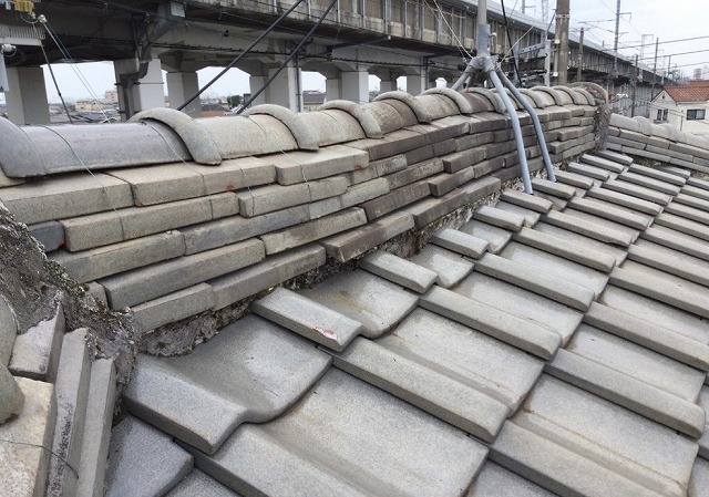 高砂市で和瓦ハイシルバー屋根を調査、棟瓦のゆがみと漆喰(しっくい)のかけを確認